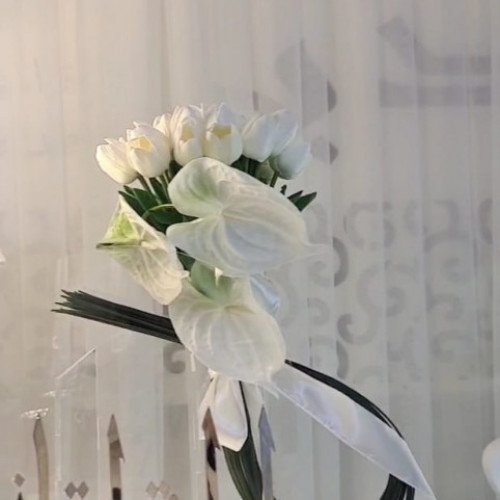 مسكة عروس ورد توليب مع مسكة اغصان خضراء ب 350 ريال