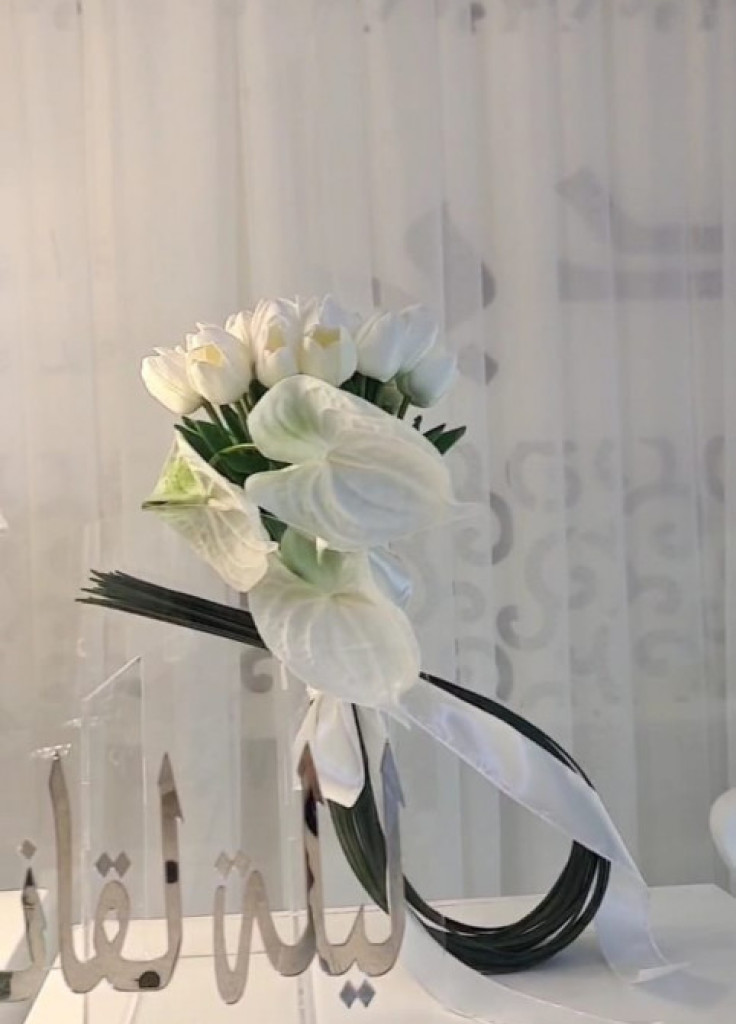 مسكة عروس ورد توليب مع مسكة اغصان خضراء ب 350 ريال