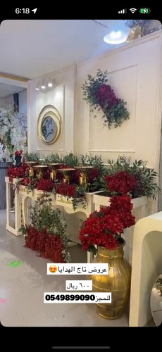 استقبال مناسبات خشبي مع الورد العنابي مع كتابه الاسم ...للتاجير ب 600ريال