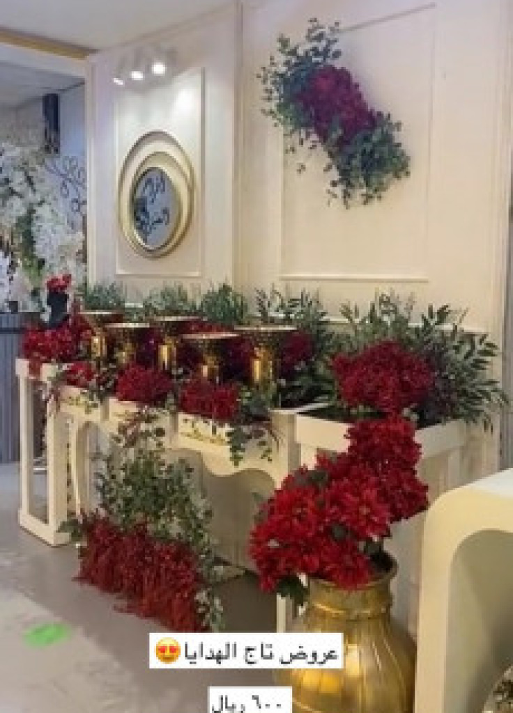 استقبال مناسبات خشبي مع الورد العنابي مع كتابه الاسم ...للتاجير ب 600ريال