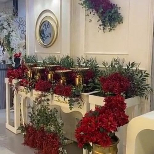 استقبال مناسبات خشبي مع الورد العنابي مع كتابه الاسم ...للتاجير ب 600ريال