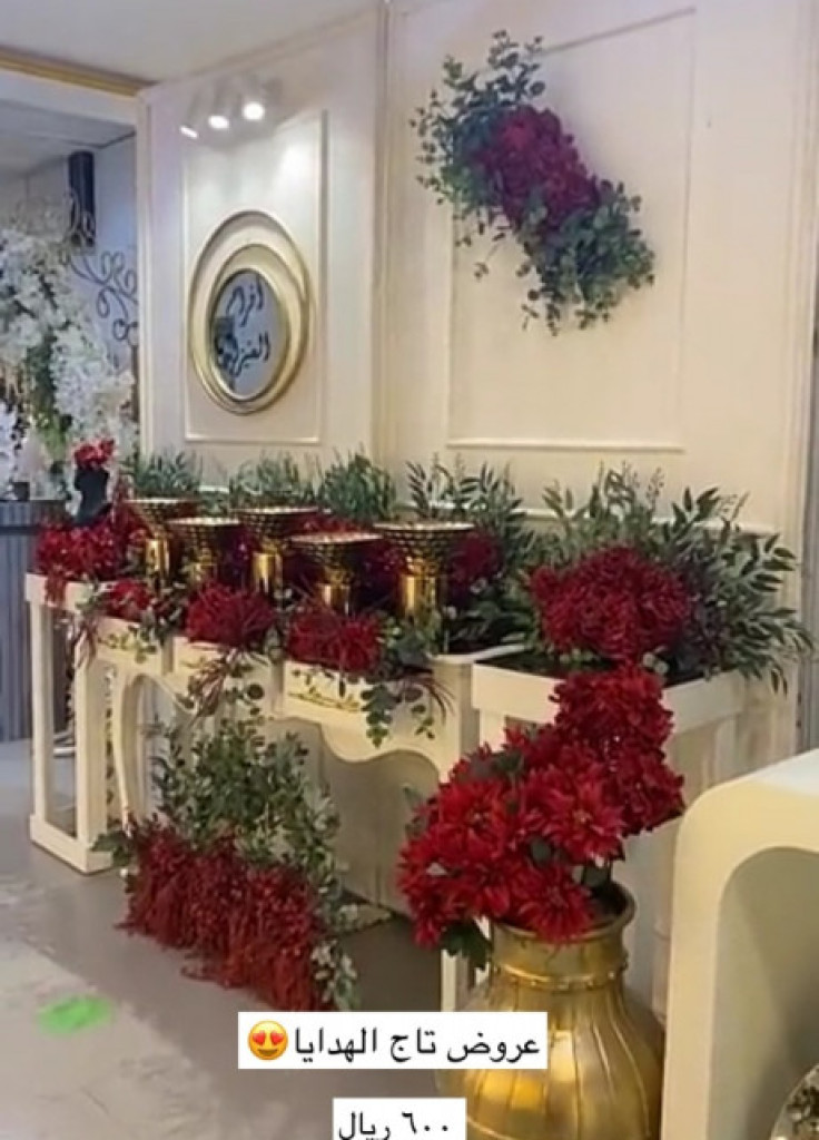 استقبال مناسبات خشبي مع الورد العنابي مع كتابه الاسم ...للتاجير ب 600ريال