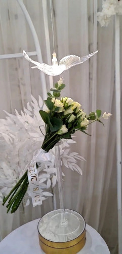 مسكة عروس ورد طبيعي مع ريبون مطبوع ب 350ريال مسكة عروس ورد طبيعي مع ريبون مطبوع ب 350ريال