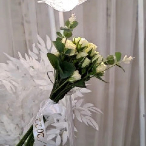 مسكة عروس  ورد طبيعي مع ريبون مطبوع ب 350ريال