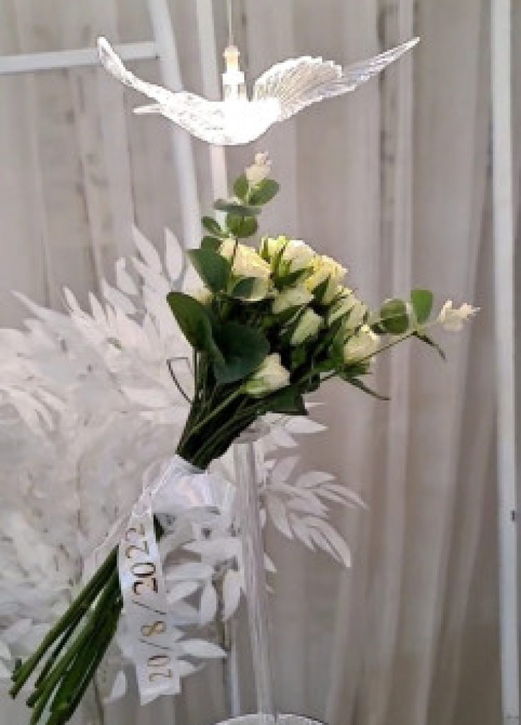 مسكة عروس ورد طبيعي مع ريبون مطبوع ب 350ريال مسكة عروس ورد طبيعي مع ريبون مطبوع ب 350ريال