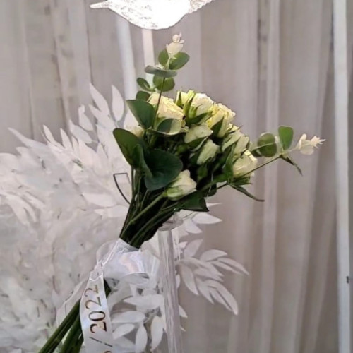 مسكة عروس  ورد طبيعي مع ريبون مطبوع ب 350ريال