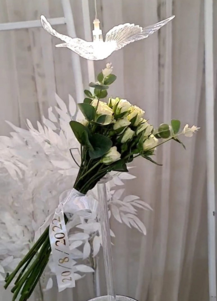 مسكة عروس ورد طبيعي مع ريبون مطبوع ب 350ريال مسكة عروس ورد طبيعي مع ريبون مطبوع ب 350ريال