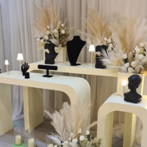 تاجير دزة عروس 3 طاولات مع الورد حسب الالوان المطلوبه .. ب 600ريال