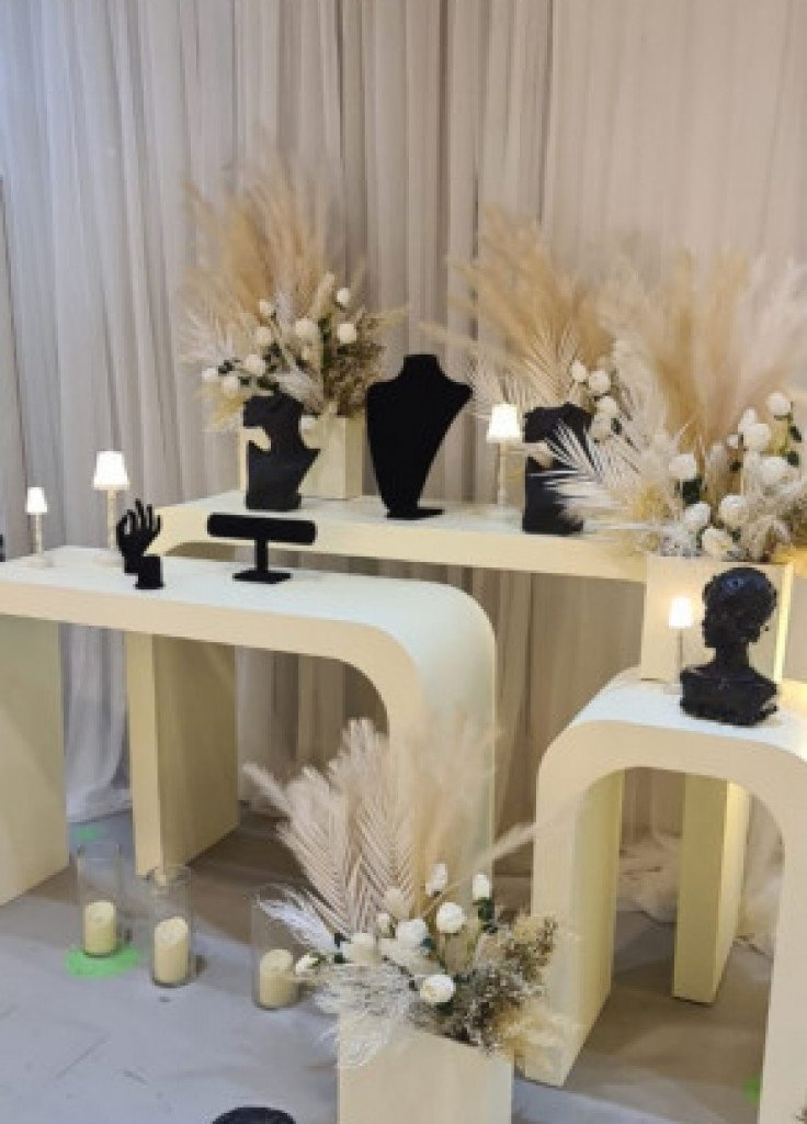 تاجير دزة عروس 3 طاولات مع الورد حسب الالوان المطلوبه .. ب 600ريال تاجير دزة عروس 3 طاولات مع الورد حسب الالوان المطلوبه .. ب 600ريال