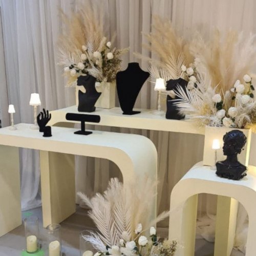 تاجير دزة عروس 3 طاولات مع الورد حسب الالوان المطلوبه .. ب 600ريال