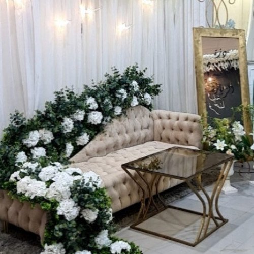 كوشة كرسي موجه ورد  مع خلفية ستارة وطاولة اماميه ..تاجير 600ريال