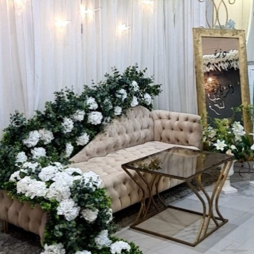 كوشة كرسي موجه ورد  مع خلفية ستارة وطاولة اماميه ..تاجير 600ريال